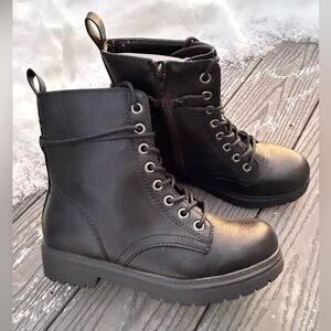 Combat Lace-Up Boots size 7W NWT